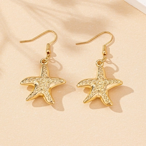 Détails des boucles d'oreilles étoile de mer dorées avec texture et crochet élégant