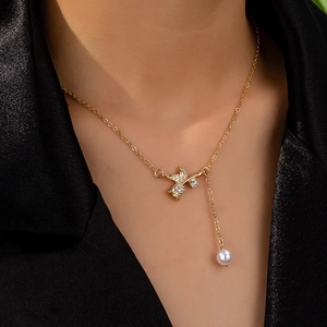 Rose Flower Artificial Pearl Pendant Necklace Alloy Rhinestone Inlaid Elegant French Vintage Jewelry For Women Gold Tone