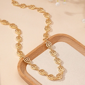 Elegante cintura a catena dorata con maglie a spirale per abbigliamento da festa donna