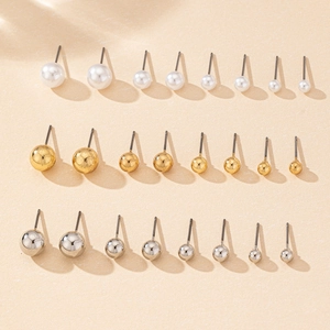 Détail d'un lot de 12 paires de boucles d'oreilles boules en perle, doré et argenté