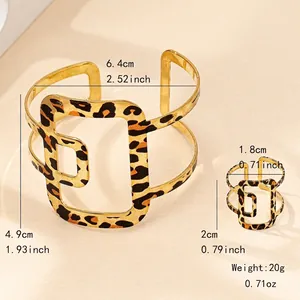 Parure de bijoux dorés motif léopard avec dimensions détaillées du bracelet et bague