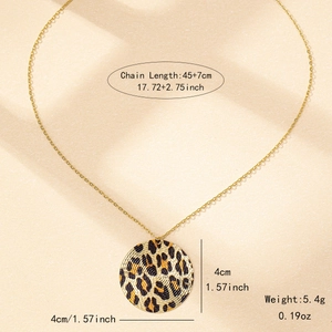 Collier chic avec pendentif rond imprimé léopard et chaîne dorée pour femme au quotidien