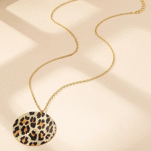 Collier à pendentif rond motif léopard rétro avec une fine chaîne en métal doré