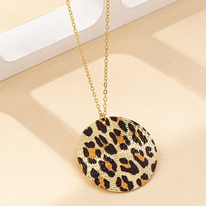 Collier chic doré avec pendentif rond imprimé léopard sur un support géométrique