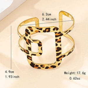 Bracelet manchette ajouré à motif léopard, largeur 6,2 cm et poids de 17,6 g