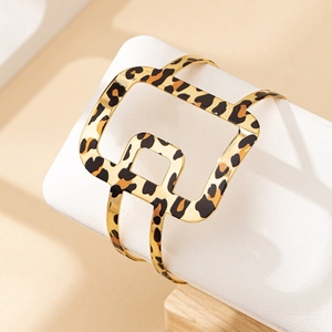 Vue détaillée d'un bracelet ouvert évidé à motif léopard avec finition dorée
