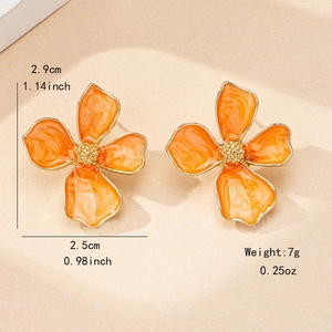 Boucles d'oreilles fleurs orange surdimensionnées avec des accents dorés et émail