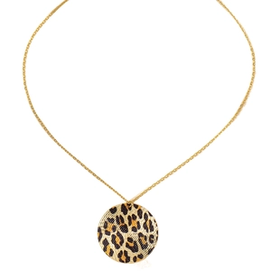 Collier doré avec pendentif rond à motif léopard et texture tissée en spirale