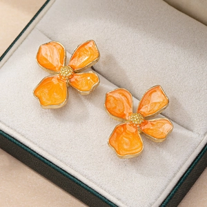 Boucles d'oreilles fleurs orange élégantes avec placage or dans un écrin à bijoux chic