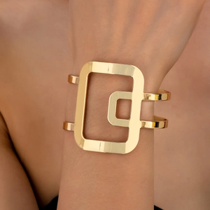 Bracelet jonc ouvert doré élégant avec motif géométrique rectangulaire évidé