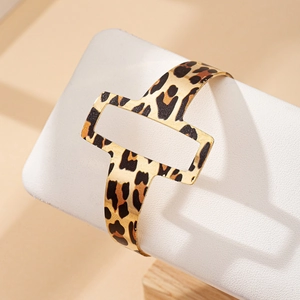 Bracelet manchette ouvert à motif léopard avec découpe géométrique sur coussin