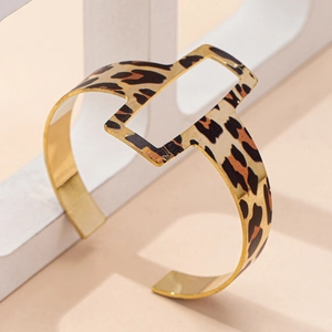 Bracelet manchette doré à imprimé léopard avec design géométrique évidé rectangulaire