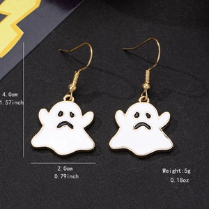 Boucles d'oreilles fantôme en émail blanc avec crochets dorés et mesures sur fond noir