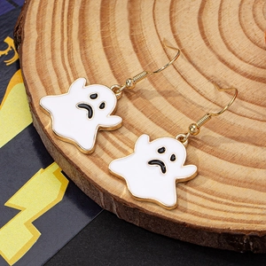 Boucles d'oreilles fantômes d'Halloween en émail blanc et bordure dorée sur bois naturel
