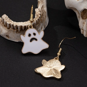 Boucles d'oreilles fantômes gothiques avec émail blanc et dos en métal doré pour Halloween