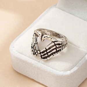 Bague cœur mains de squelette gothique rétro avec finition argentée vieillie