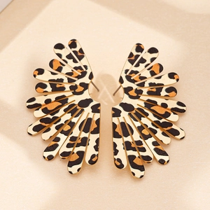 Détail macro de boucles d'oreilles léopard en éventail avec bordure métallique dorée