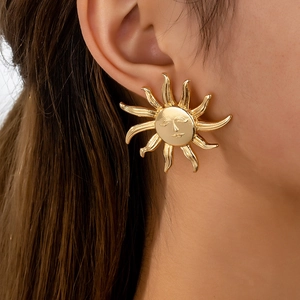 Sun Face Stud Earrings Gold Plated Zinc Alloy Retro Bohemian Style Artistic Sunburst Relief For Women Daily Fashion Accessories