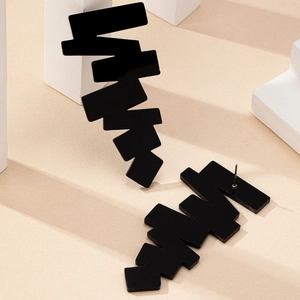 Orecchini geometrici neri d'avanguardia con finitura opaca e design a zig-zag alla moda