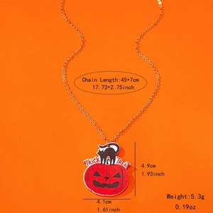 Collana di Halloween con zucca e gatto nero e ciondolo Trick or Treat su fondo arancio