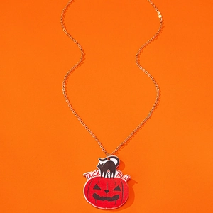 Dettaglio della collana con ciondolo zucca e gatto nero Trick or Treat su fondo arancio