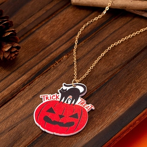 Collana con ciondolo zucca e gatto nero di Halloween con testo Trick or Treat su fondo legno