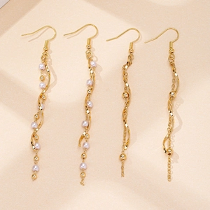 Élégantes boucles d'oreilles dorées avec longues franges en métal et perles blanches