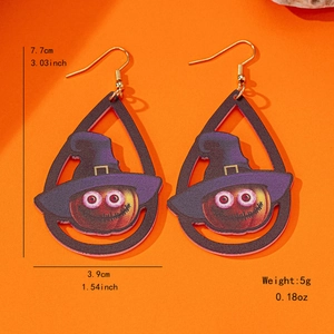 Halloween Ohrringe mit Kürbis-Motiv und lila Hexenhut auf orangefarbenem Hintergrund