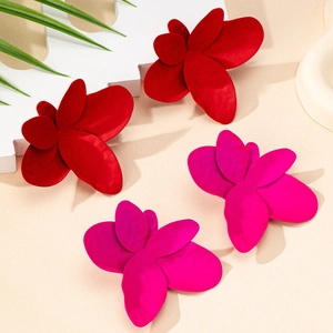 Boucles d'oreilles fleurs chic en rouge et rose avec un design de pétales mats en 3D