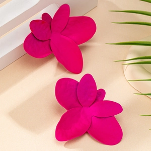 Boucles d'oreilles pétales d'orchidées magenta mat au design floral 3D pour femme