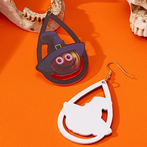 Halloween Kürbis Ohrringe mit lila Hexenhut auf festlichem orangefarbenem Hintergrund