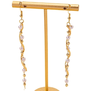 Élégantes boucles d'oreilles spirales dorées avec perles blanches sur support en métal