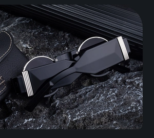 Détail de lunettes de soleil pliables avec branches géométriques et garniture argent