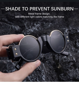 Détail de lunettes de soleil punk avec monture noire, bordure dorée et rivets