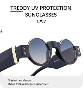 Vue détaillée des lunettes de soleil rondes vintage avec barres dorées et rivets