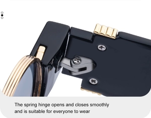 Détail de la charnière à ressort sur lunettes de soleil rondes noires et dorées