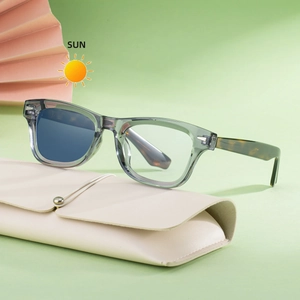 Lunettes de soleil photochromiques carrées à la mode avec étui crème et touches de vert