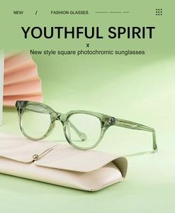 Détail des lunettes de soleil photochromiques ovales avec monture verte et étui