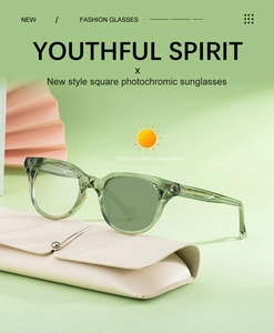 Détail de lunettes de soleil photochromiques carrées avec monture verte et cœur gravé