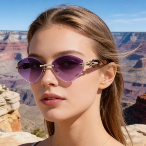 Détail de lunettes de soleil œil de chat sans monture avec branches à motif léopard