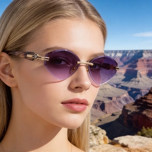 Détail de lunettes de soleil œil-de-chat sans monture avec verres dégradés violets