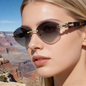 Détail de lunettes de soleil œil-de-chat sans monture avec ornements dorés élégants