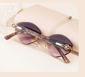 Gros plan de lunettes de soleil œil-de-chat sans monture avec verres dégradés et branches bois