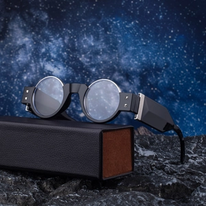 Lunettes de soleil rondes punk rétro pour hommes avec rivets argentés et étui en cuir noir