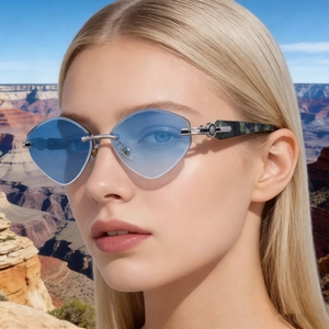 Schicke randlose Cat-Eye Sonnenbrille mit blauem Farbverlauf und Diamantschliff