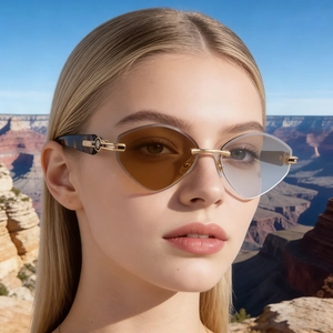 Lunettes de soleil œil-de-chat sans monture avec verres dégradés en paysage extérieur