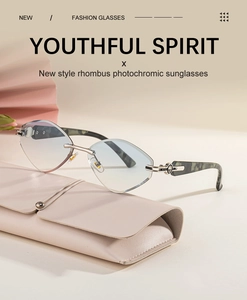 Gros plan de lunettes de soleil losanges sans monture avec verres dégradés bleu et rose