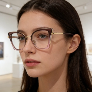 Montura de gafas ojo de gato con degradado púrpura a rosa y puente de metal dorado