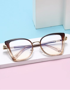 Montura de gafas cat-eye moderna con degradado marrón y patillas metálicas delgadas