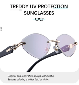 Détail macro de lunettes de soleil violettes sans monture avec charnières dorées
